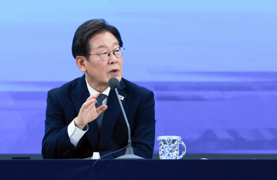 이재명 대통령이 25일 광주광역시 국립아시아문화전당에서 열린 '광주시민·전남도민 타운홀미팅'에 참석해 발언하고 있다.   연합뉴스